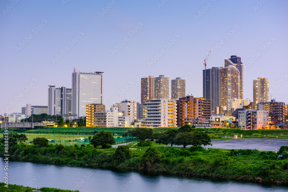 日本川崎市，玉川河畔的天际线。