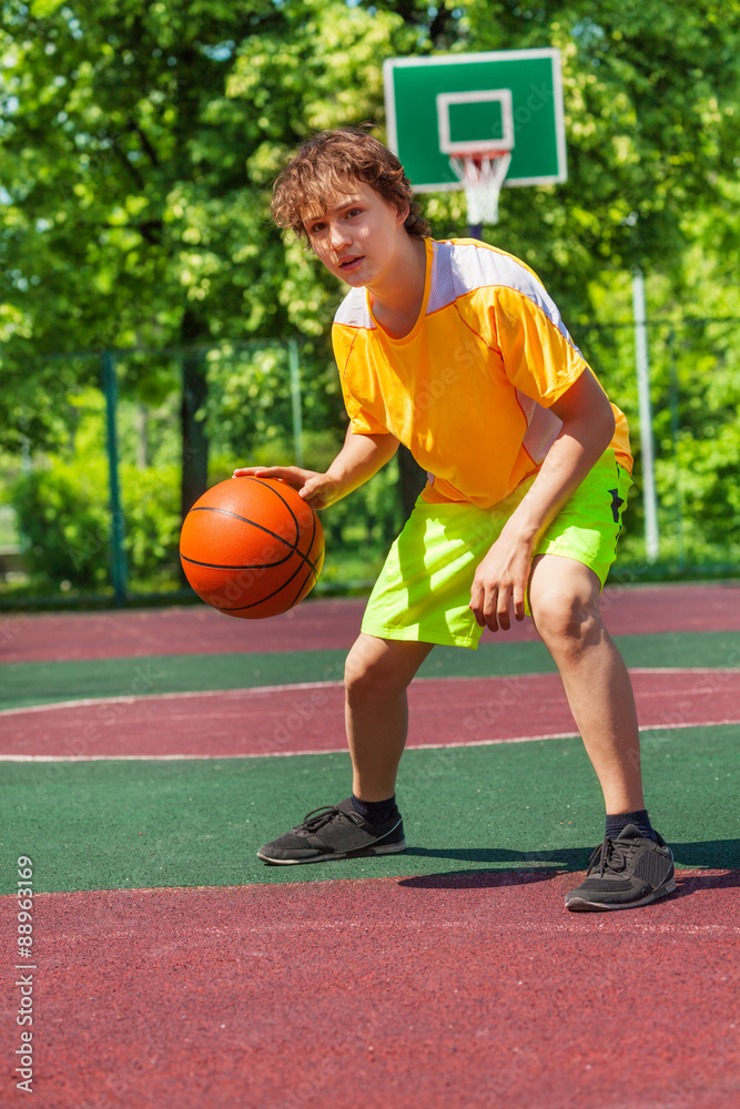 男孩在篮球比赛中独自打球