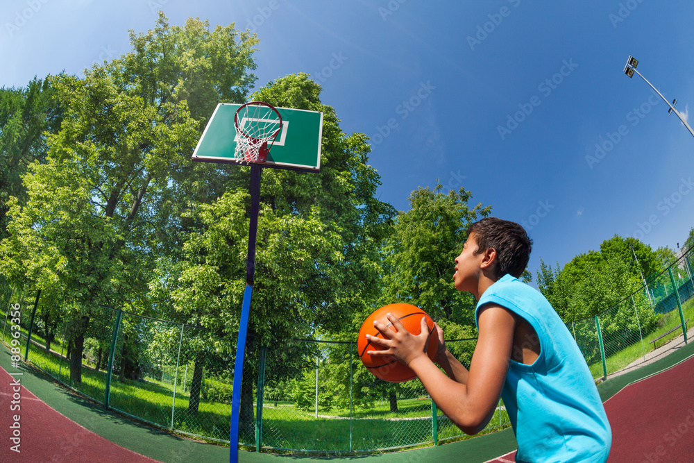 阿拉伯男孩准备向篮球球门投球