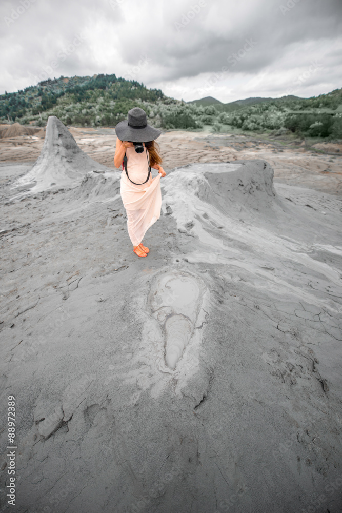 行走在泥火山附近的女性旅行者