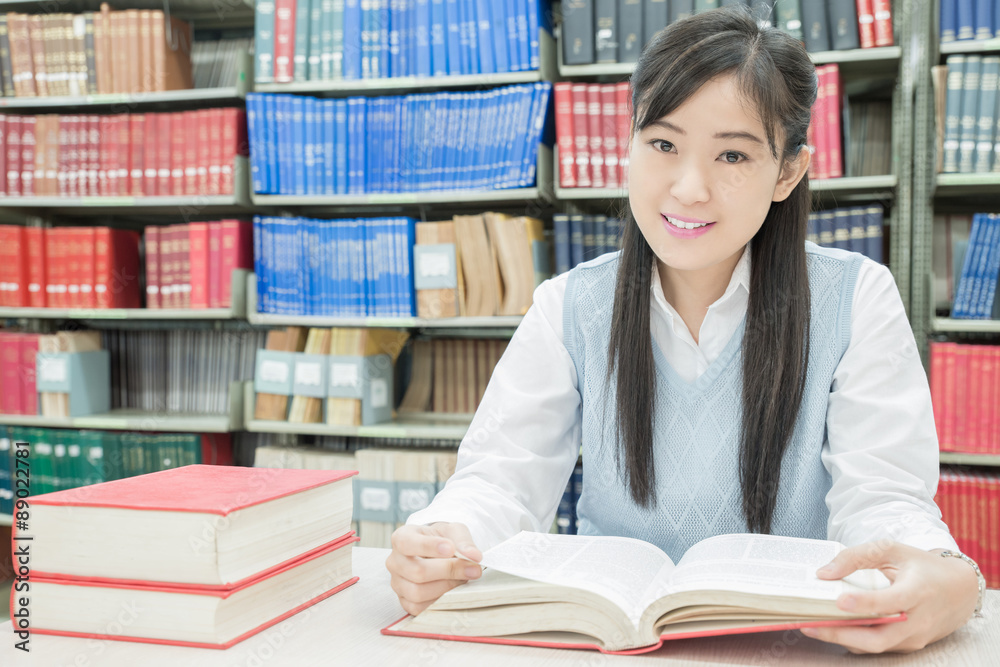 亚洲学生在大学图书馆看书