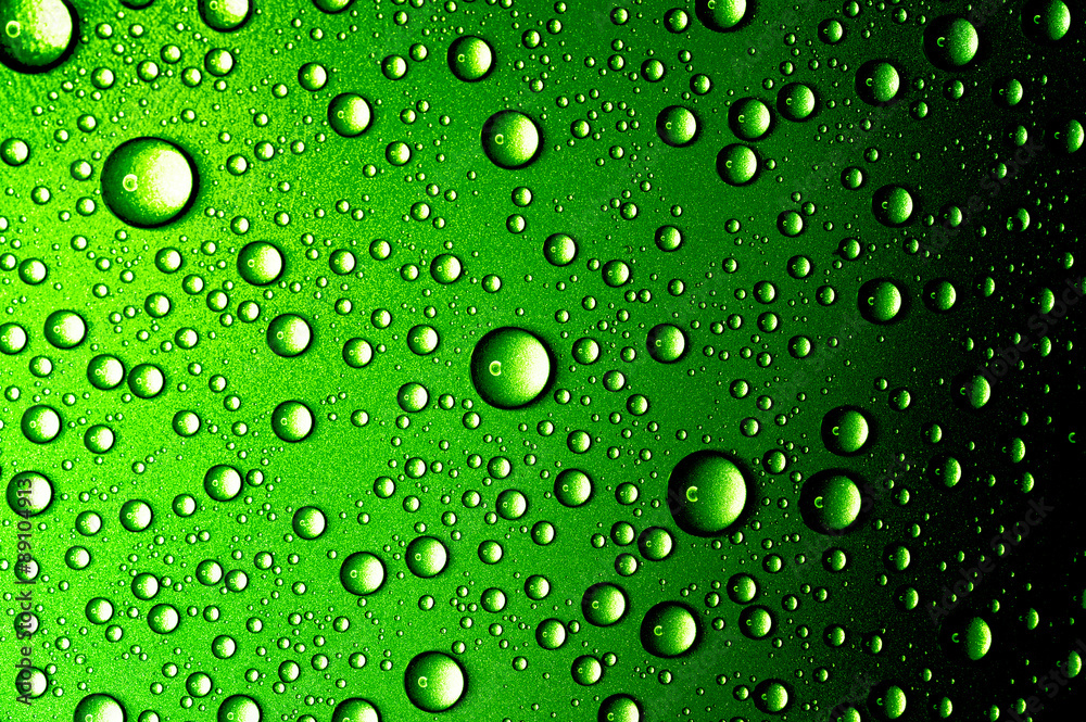 水滴特写。抽象的绿色背景