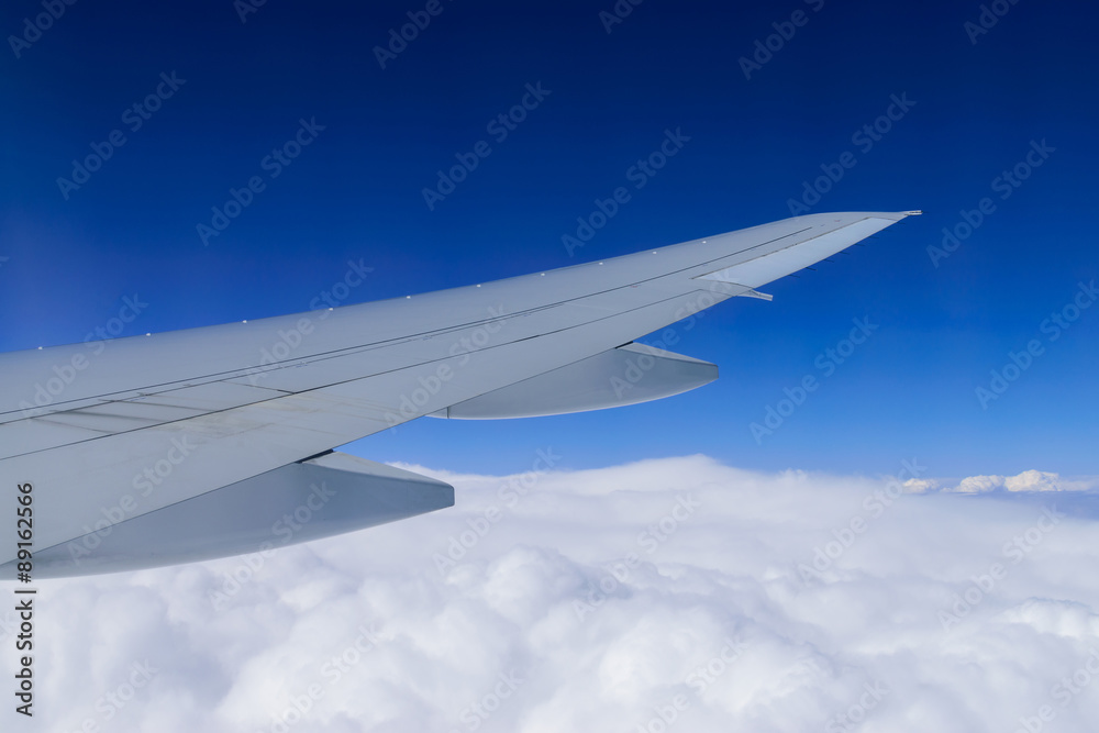 机翼在云端，飞行背景