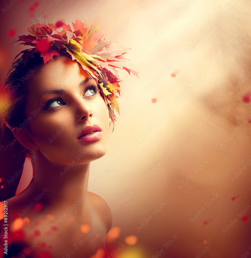 浪漫的秋天女孩，头上有五颜六色的黄色和红色的叶子