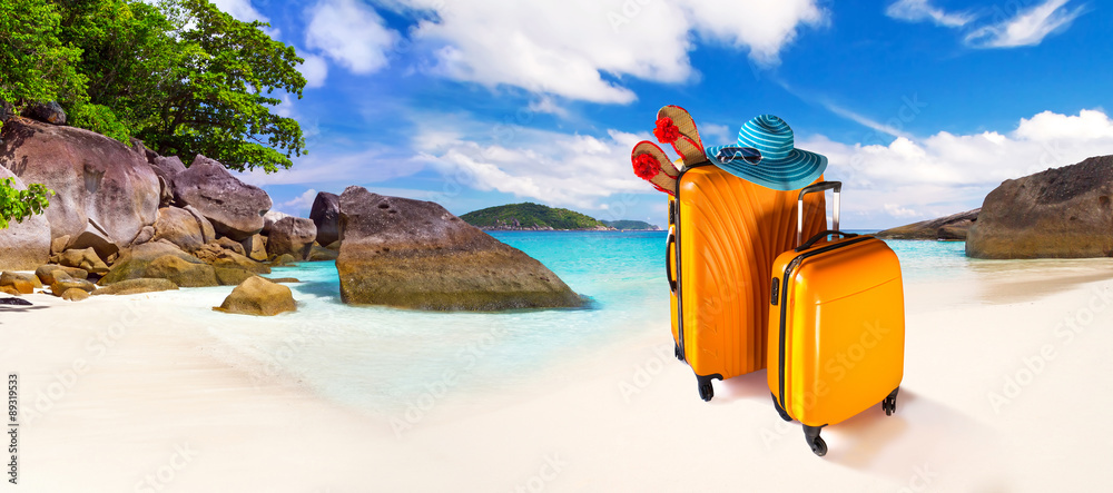 带着行李在热带海滩度过的暑假