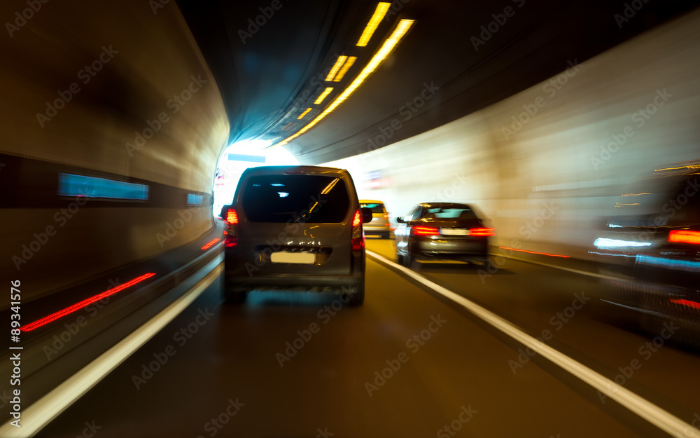 带灯和移动车辆的隧道