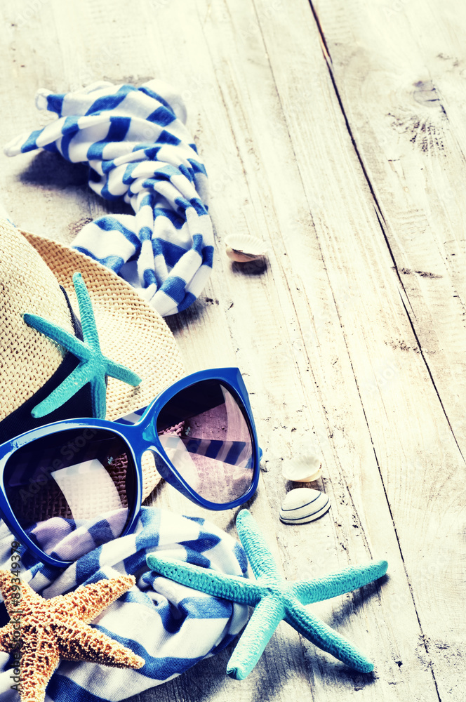 带草帽和太阳镜的暑假场景