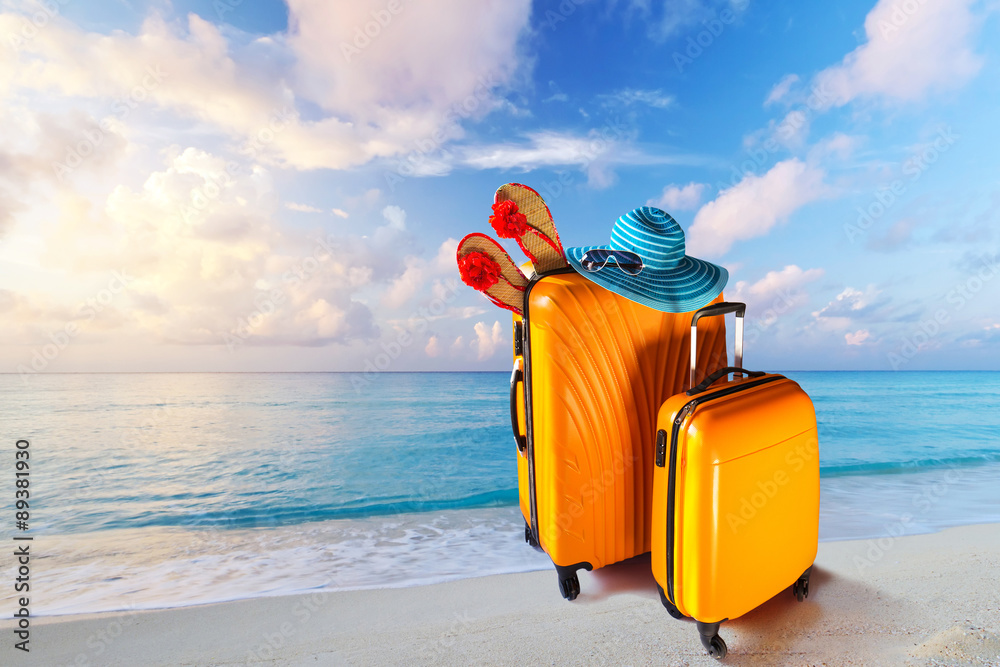 热带海滩上带着行李的暑假