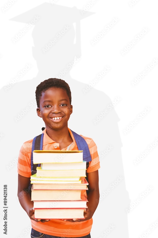可爱的小男孩在图书馆拿书的合成图像