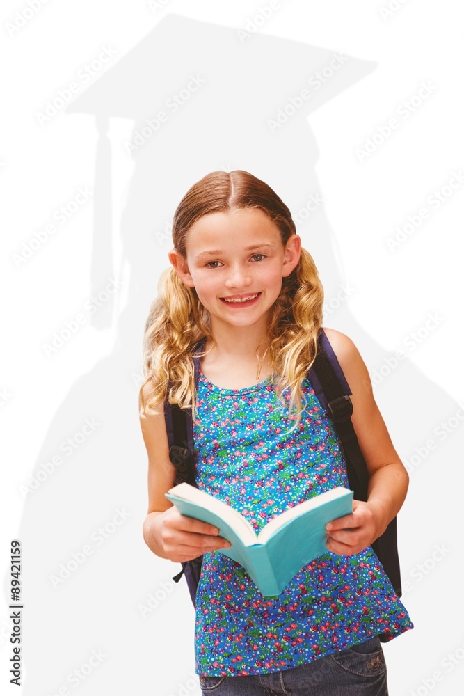 可爱的小女孩在图书馆看书的合成图像