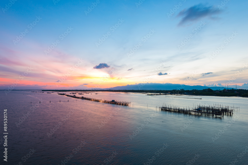 泰国传统鱼篮和从大桥（Taksin Maharat大桥）看早晨的景观i