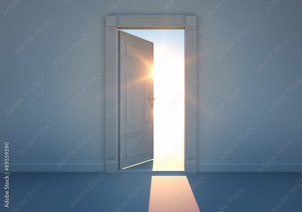 Offene Tür mit Sonnenlicht