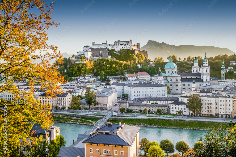 奥地利秋天日落时的萨尔茨堡历史名城
