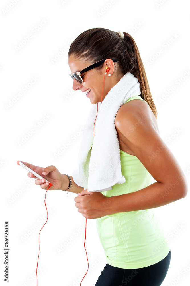 青少年女孩用智能手机锻炼。