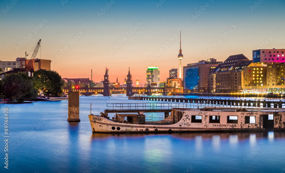 黄昏时分，德国施普雷河上的柏林天际线和旧沉船