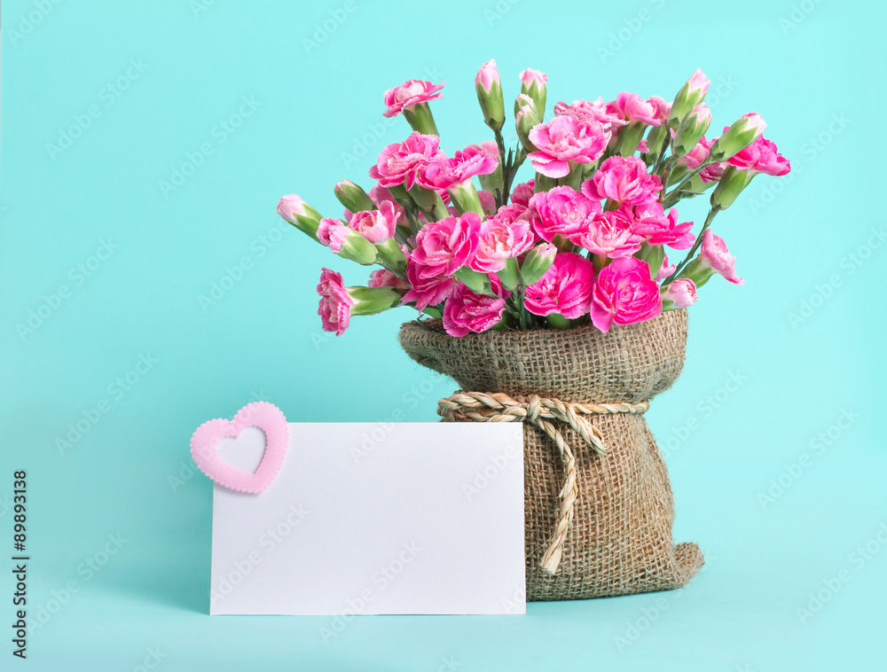 粉红色康乃馨花朵美丽绽放，并带有卡片文字