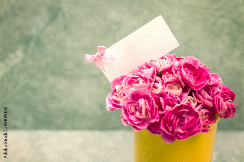 新鲜的粉红色康乃馨花和空白卡片，用于s上方的复制空间