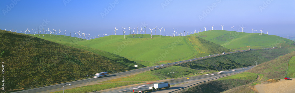 加利福尼亚州阿尔塔蒙特580号公路沿线的风能风车