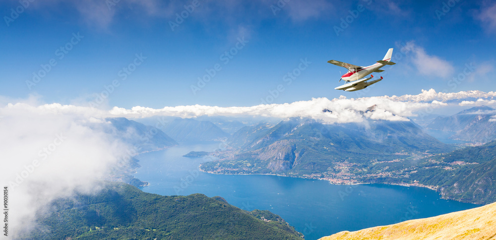 飞越意大利科莫湖的水上飞机