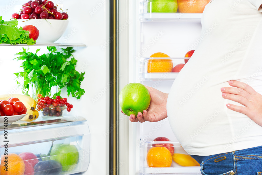 怀孕期间的营养和饮食。孕妇吃水果