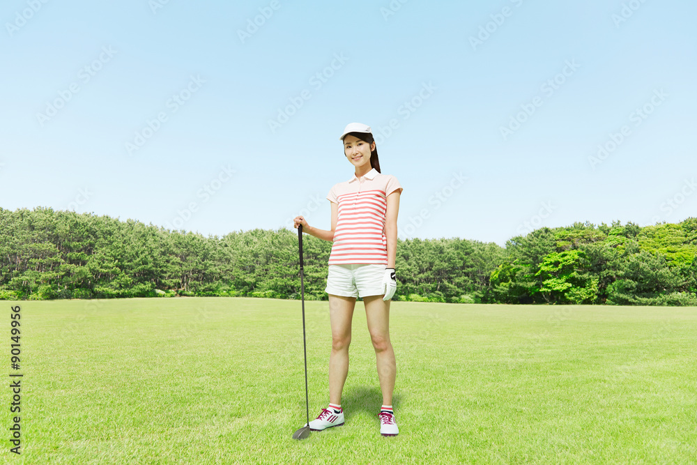 ゴルフをする女性　笑顔