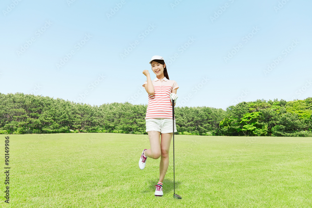 ゴルフをする女性　ガッツポーズ