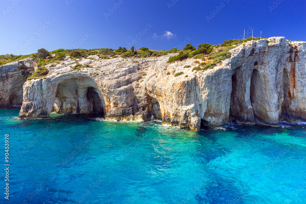 希腊扎金索斯岛悬崖上的蓝色洞穴