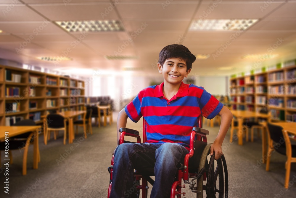 男孩坐在学校走廊轮椅上的合成图像