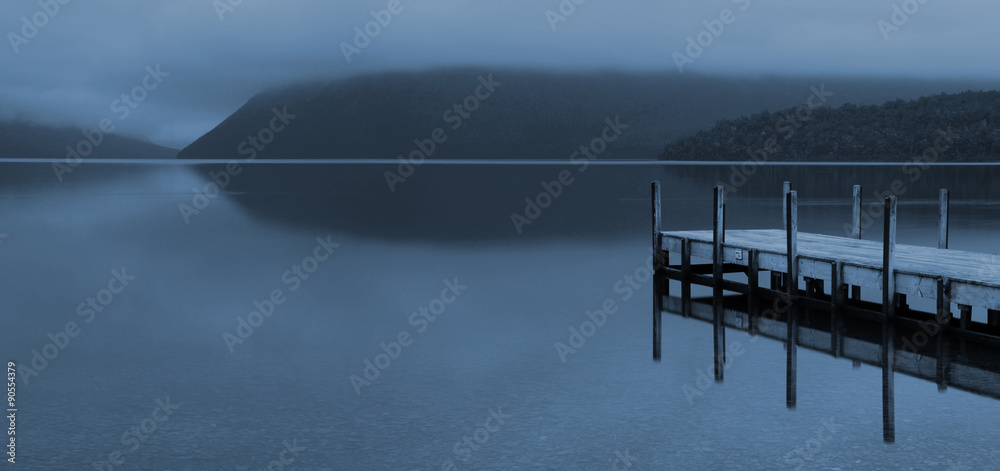 宁静祥和的湖泊与码头新西兰概念