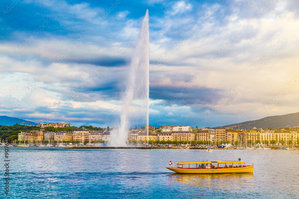 瑞士日落时拥有著名Jet dEau喷泉的日内瓦市
