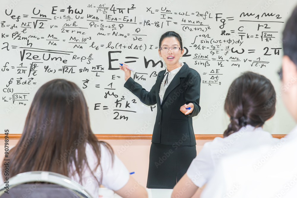 亚洲老师和一群高中生在教室里