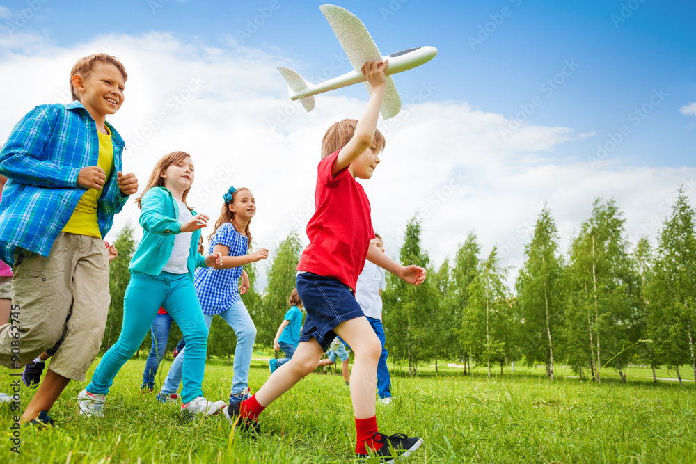 小男孩抱着白色飞机玩具和孩子