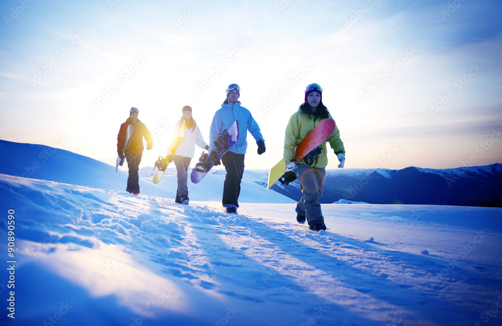 山顶上的滑雪运动员团体概念