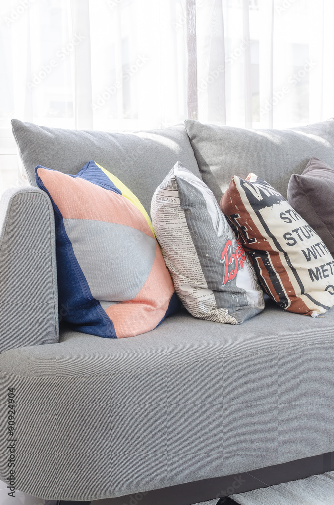 现代灰色沙发上的彩色枕头