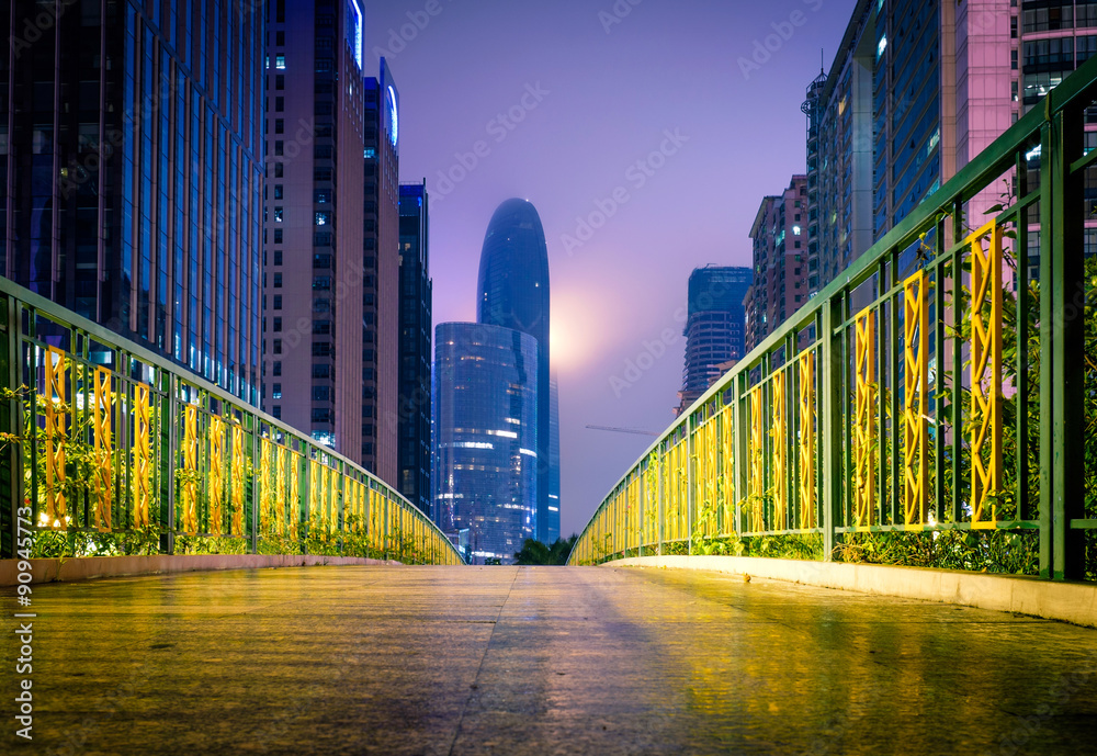 Blick von einer Fußgängerbrücke auf die Skyline des Finanzdistrikts von Guangzhou bei Nacht