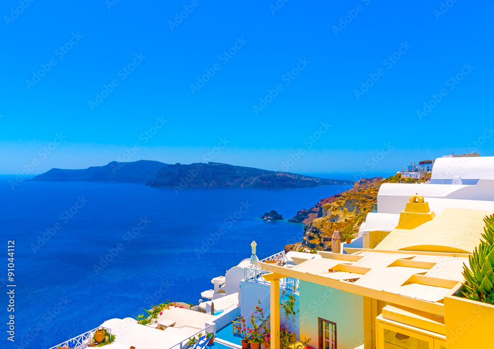 从Oia眺望大海，希腊圣托里尼岛最美丽的村庄