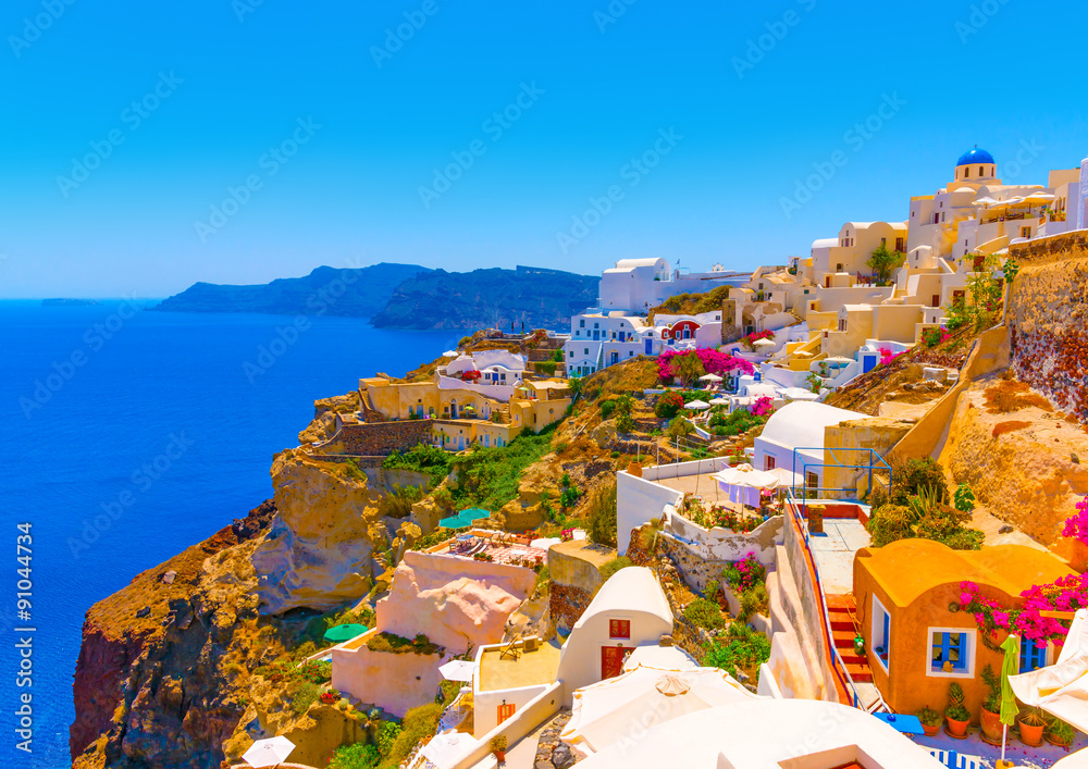 从希腊圣托里尼岛最美丽的村庄Oia远眺大海