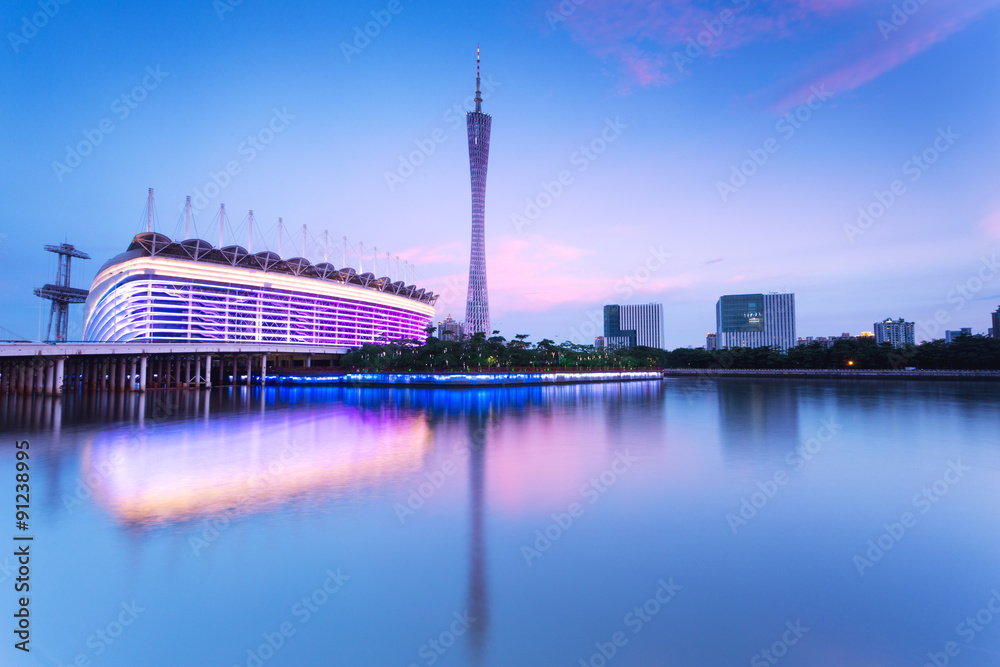黄昏临水的中国城市地标