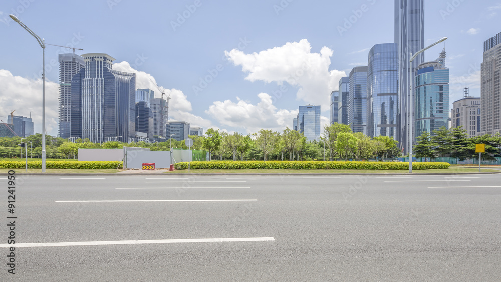 空旷的柏油路与中国现代城市深圳
