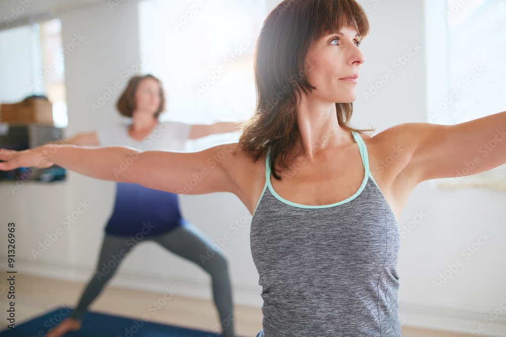 健身教练在瑜伽课上做战士式