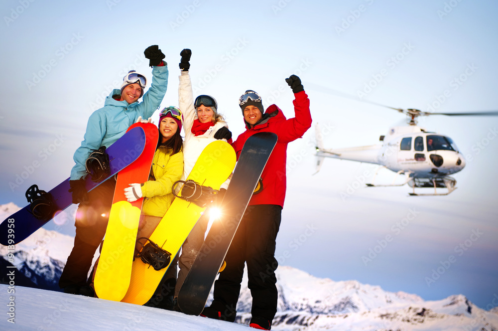 直升机滑雪概念的山顶滑雪者