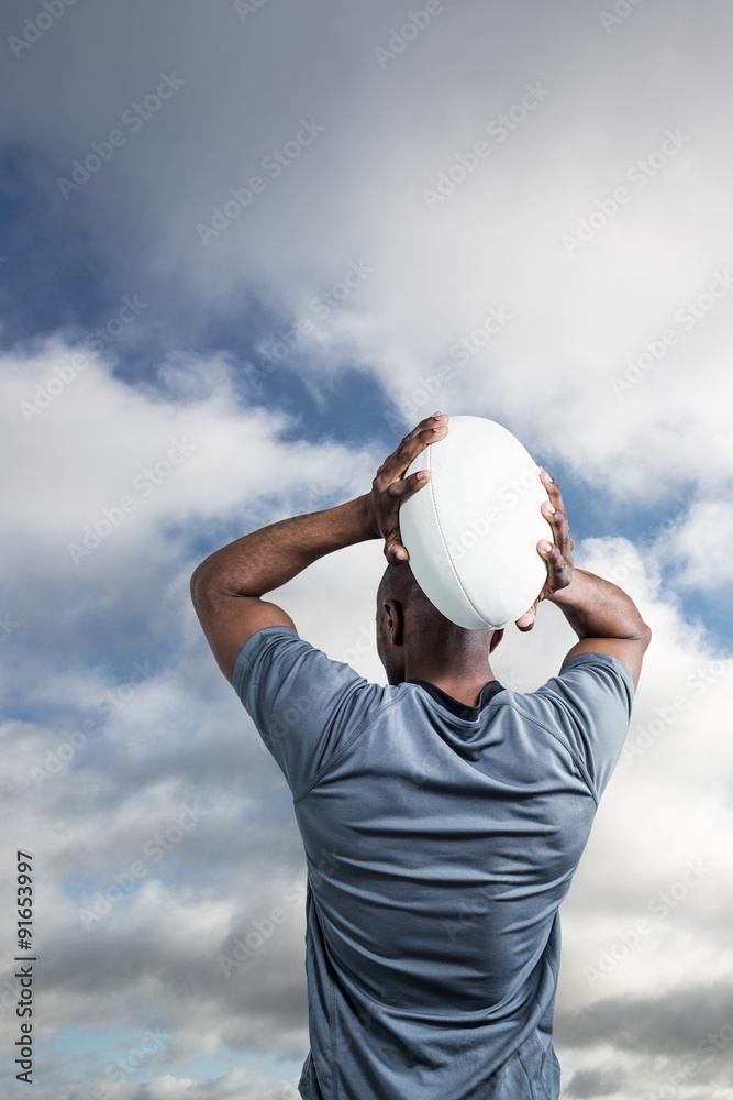 运动员投掷橄榄球后视图的合成图像
