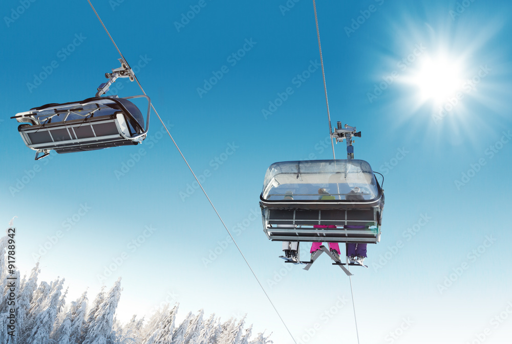 坐在滑雪缆车上的滑雪者