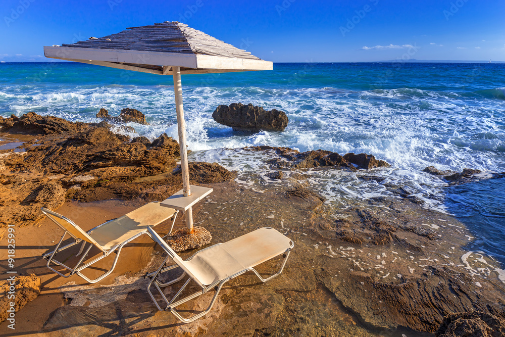 希腊扎金索斯岛香蕉海滩上的遮阳伞和躺椅