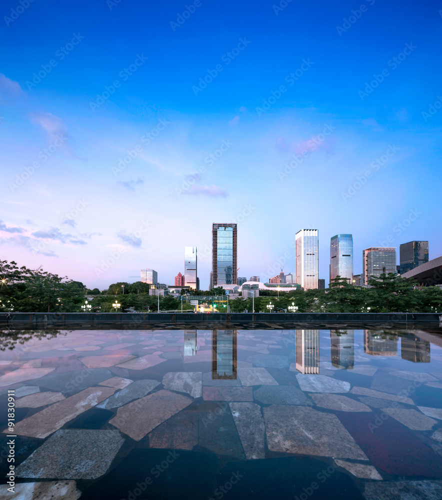 深圳水边的摩天大楼
