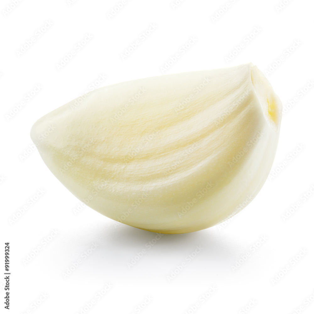 在白色背景下分离的大蒜瓣。