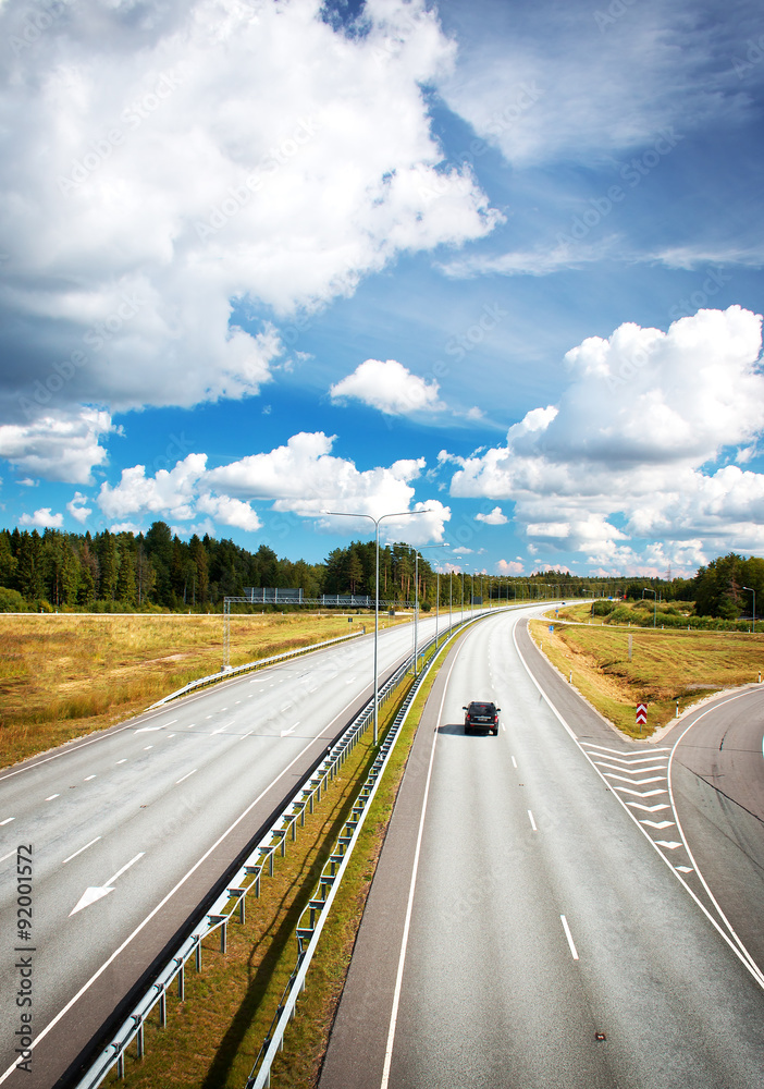 夏天的高速公路与美丽的云彩