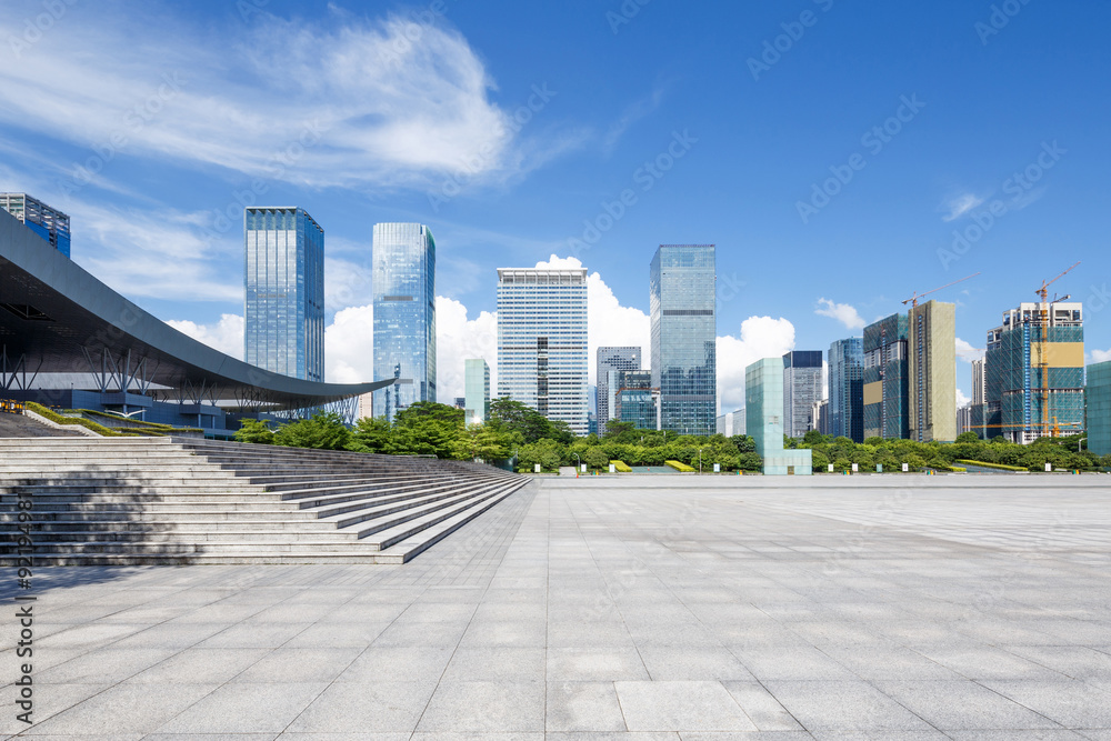 现代城市的空大理石广场
