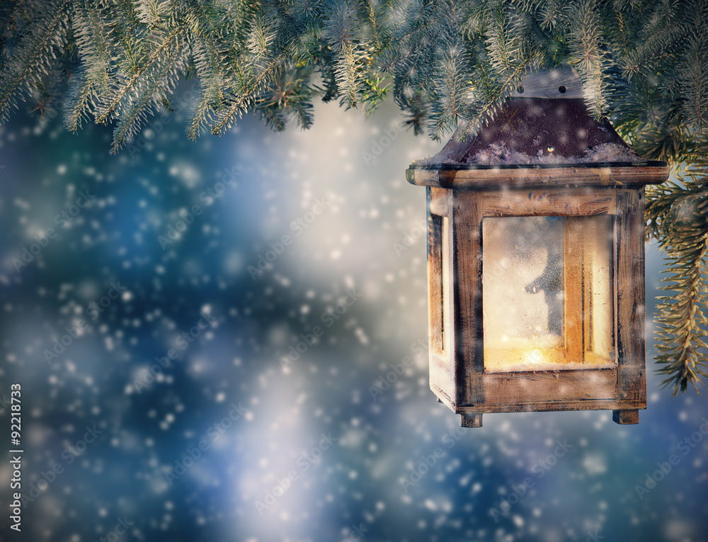 挂在冷杉树枝上的圣诞灯笼