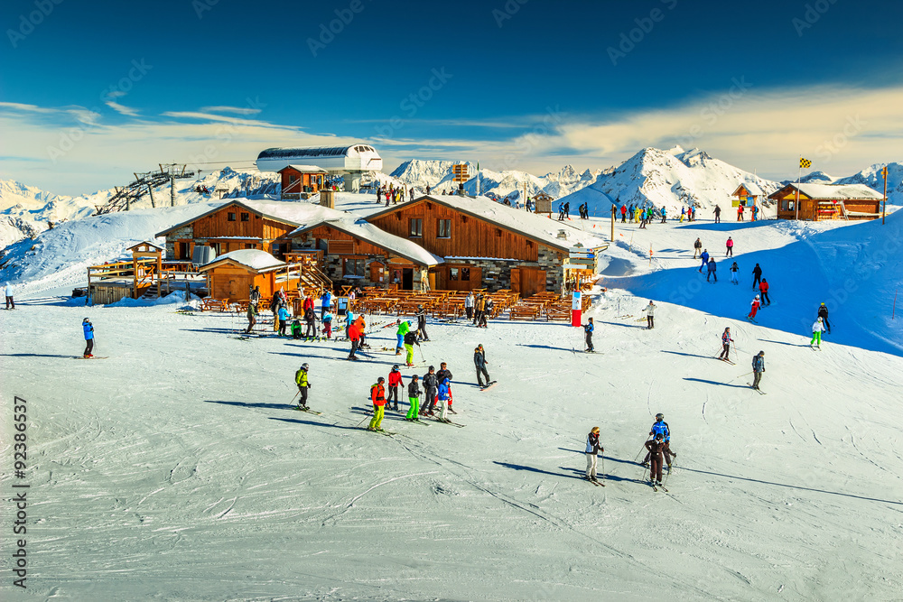 阿尔卑斯山令人惊叹的滑雪胜地，法国，欧洲